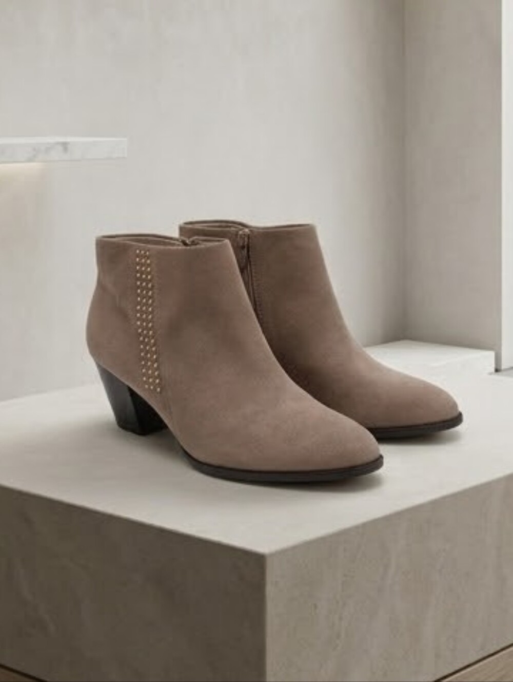 NWOT Vionic 9 Georgia Studded Suede Orthaheel Ankle Boots Contemporary Western